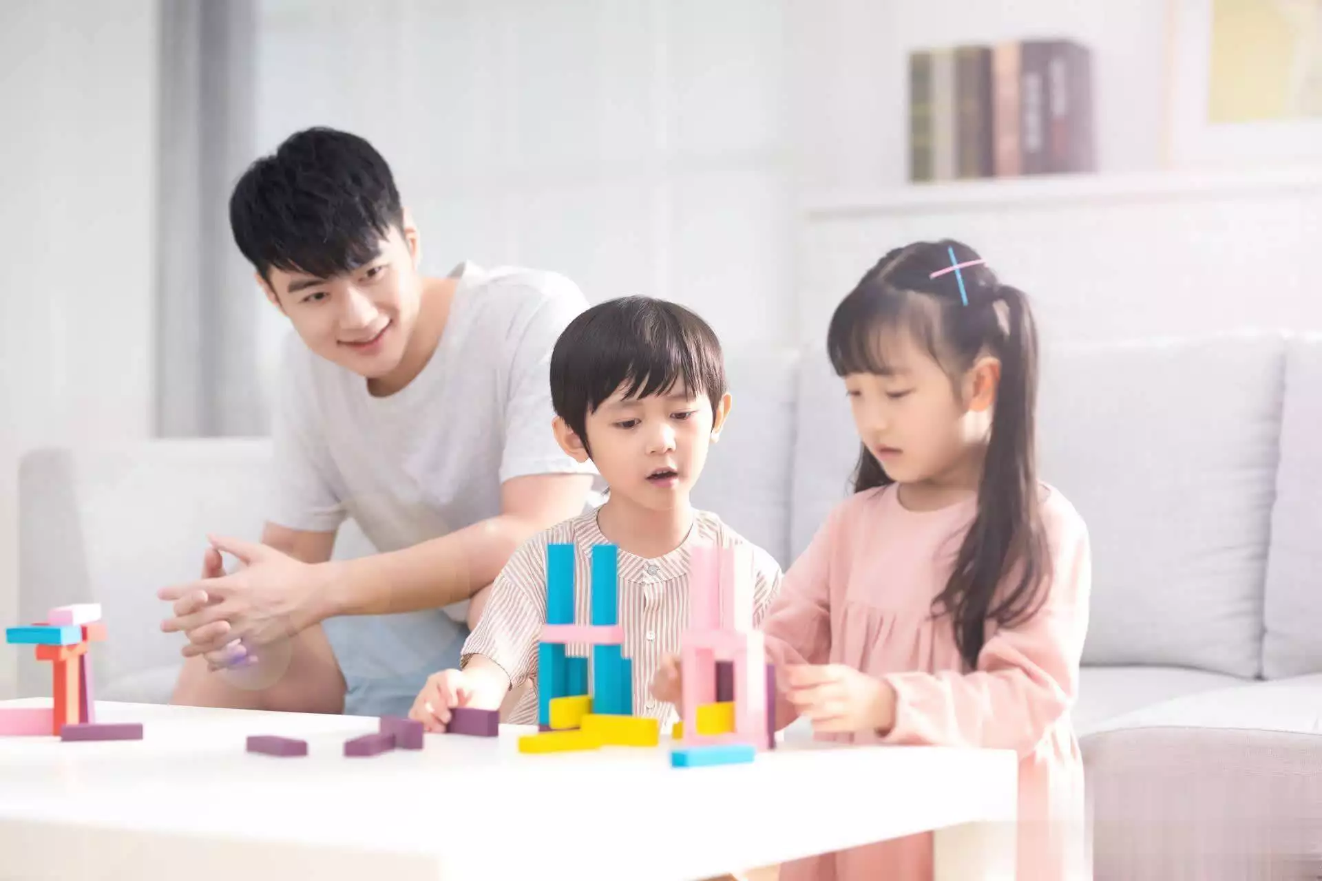 如何解决孩子抢玩具矛盾？自家孩子该护就护